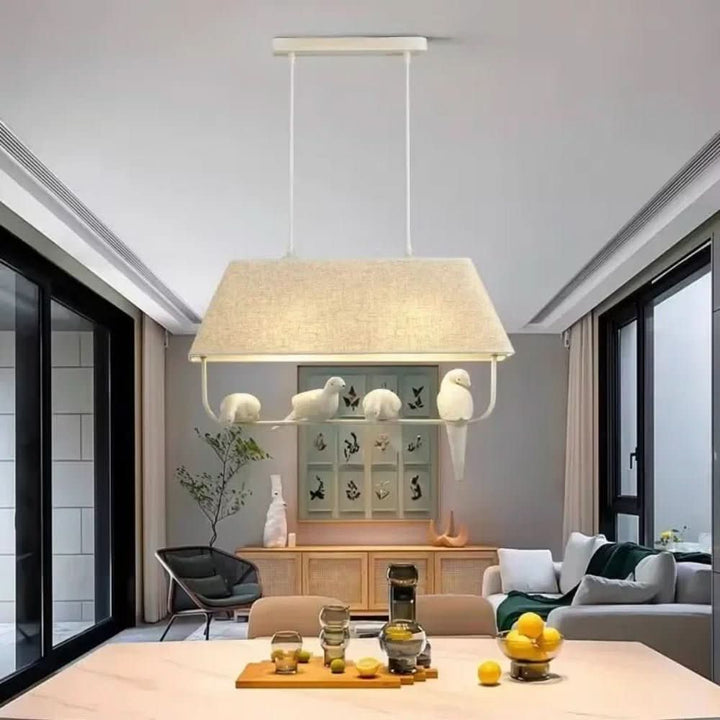 Nordica Nest Rattan Hängelampe über Esstisch; skandinavische Designlampe schafft gemütliche Atmosphäre.