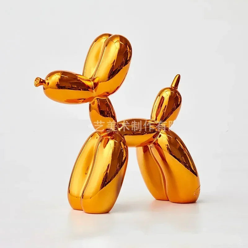 Ballon Hund Skulptur auf einem Regal, perfekte Zierde und trendiges Wohnaccessoire.