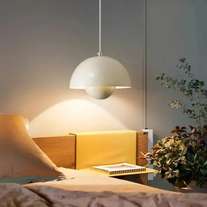 Gemütliche Hängelampe im nordischen Stil, Blumen-Design aus Metallglas für eine warme, stilvolle Beleuchtung.