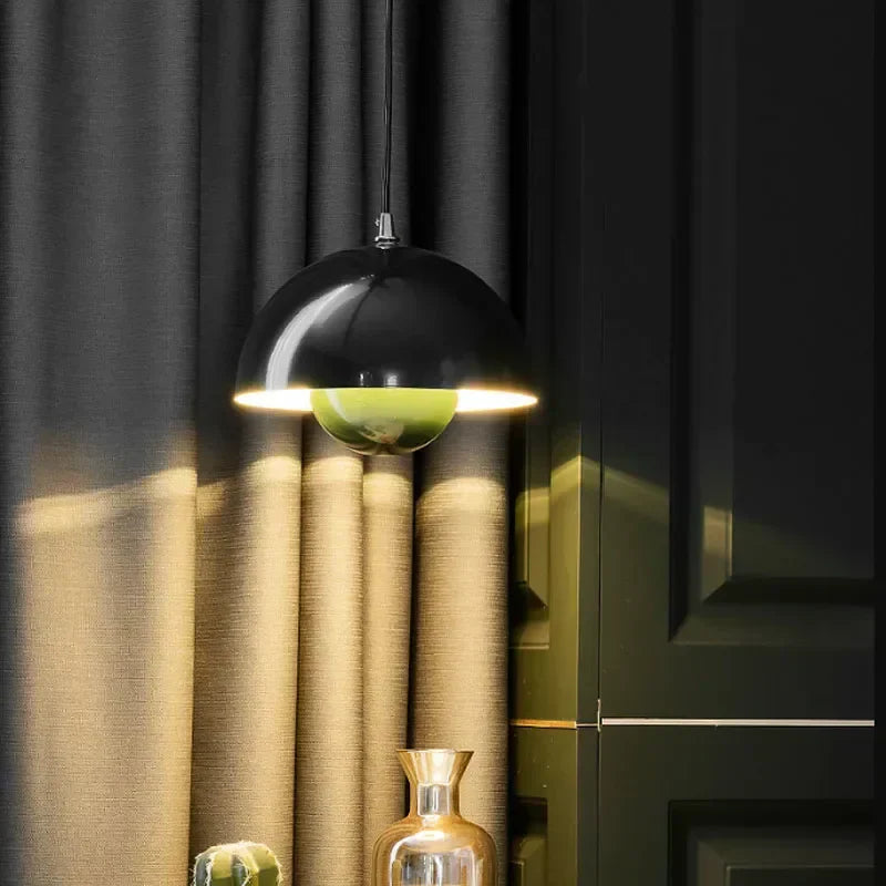Minimalistische Designer-Pendelleuchte, Blumenform aus Metallglas für moderne Wohn- und Esszimmer.