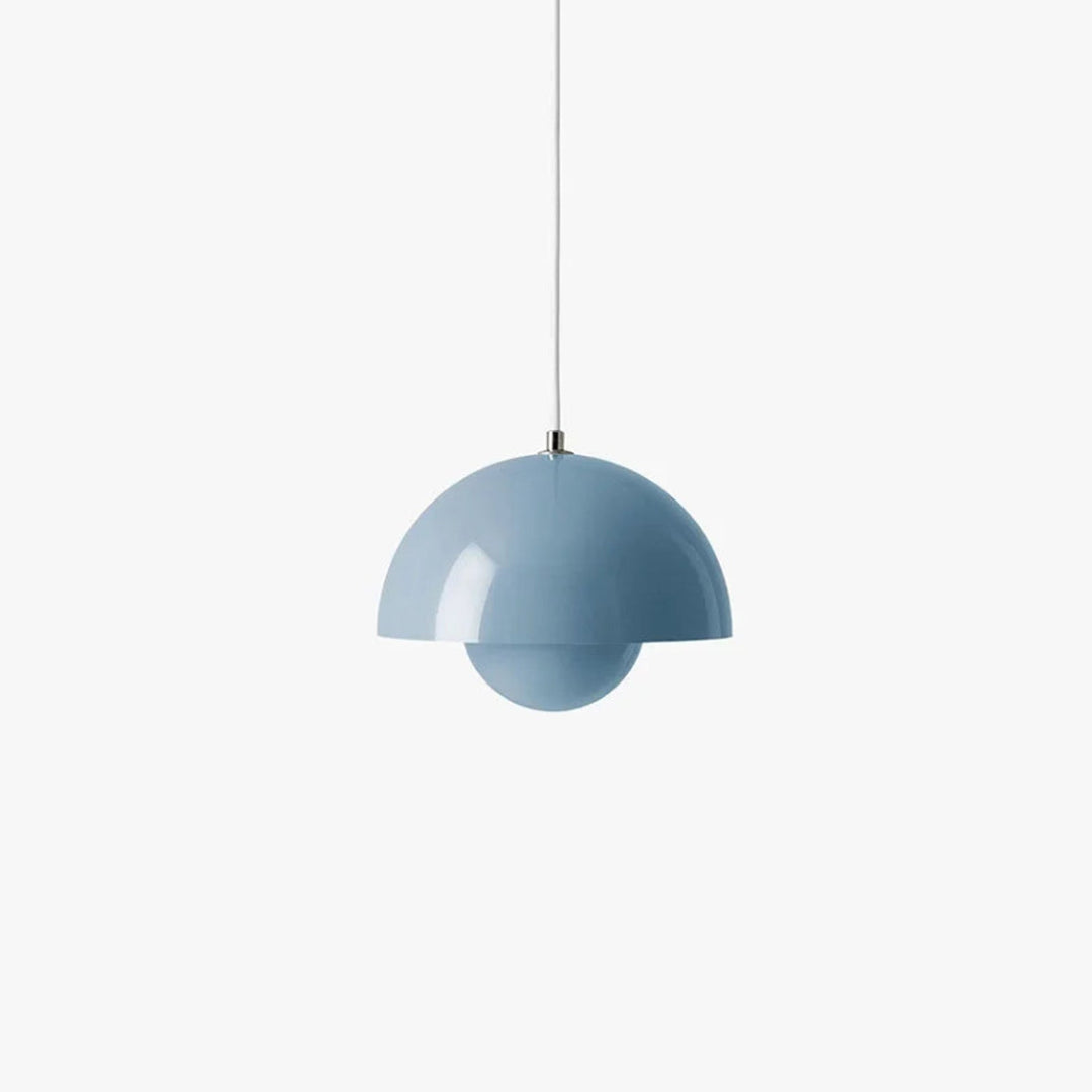 Warme Beleuchtung mit Blumen-Hängelampe, nordisches Design, ideal für gemütliche Abende im Wohnbereich.