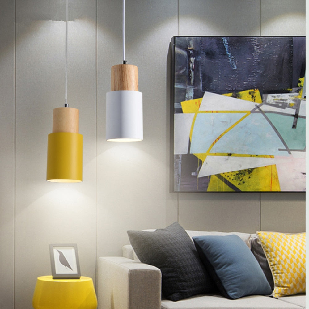 Moderne Hängelampe mit Holzsockel, perfekt für Esszimmer, Wohnzimmer oder Büro. Stilvolle Beleuchtung.