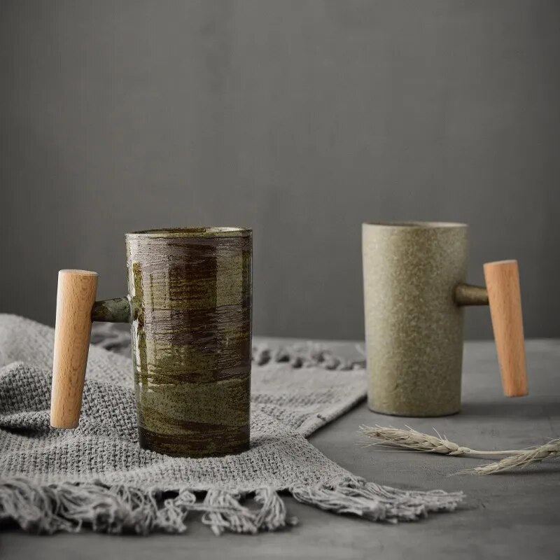Stilvolles Tassenset mit nordischem Naturdesign und Holzgriffen. Geschenkidee für Kaffeeliebhaber, Küchendeko.