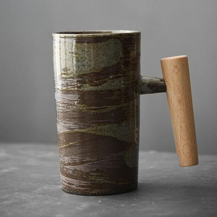 Nahaufnahme: Robuster Holzgriff einer Keramiktasse mit nordischem Naturdesign. Erdige Farben, ideal für Latte.