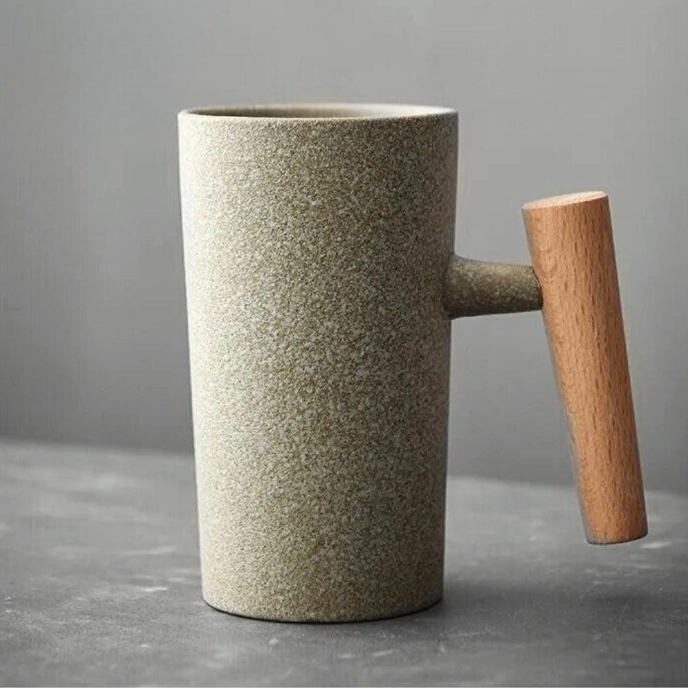 Keramiktasse in erdigen Farben mit nordischem Naturdesign. Latte-Tasse mit Holzgriff, stilvolle Küchendeko.