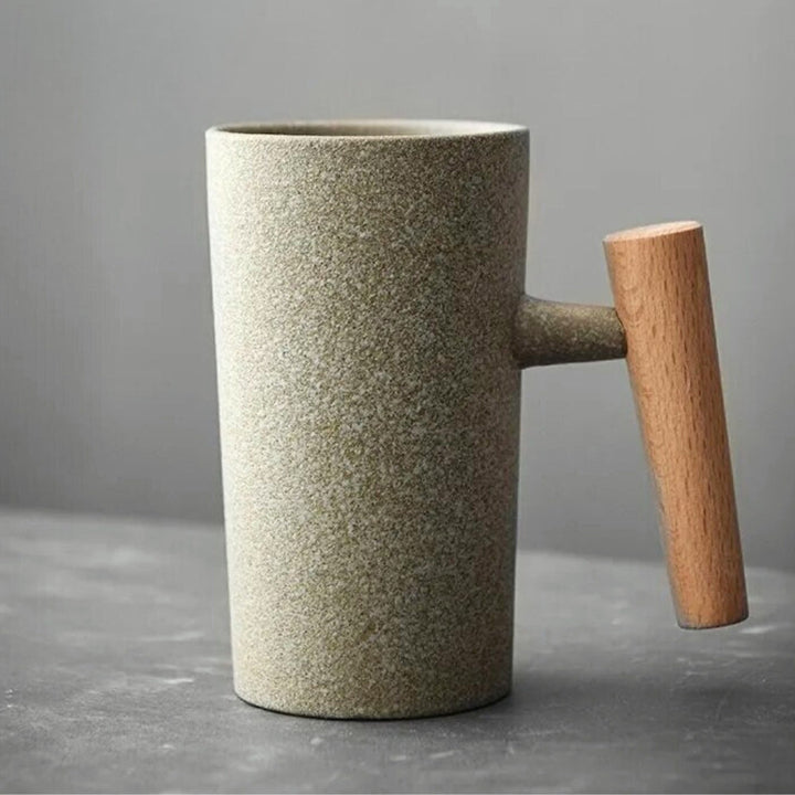 Keramiktasse in erdigen Farben mit nordischem Naturdesign. Latte-Tasse mit Holzgriff, stilvolle Küchendeko.