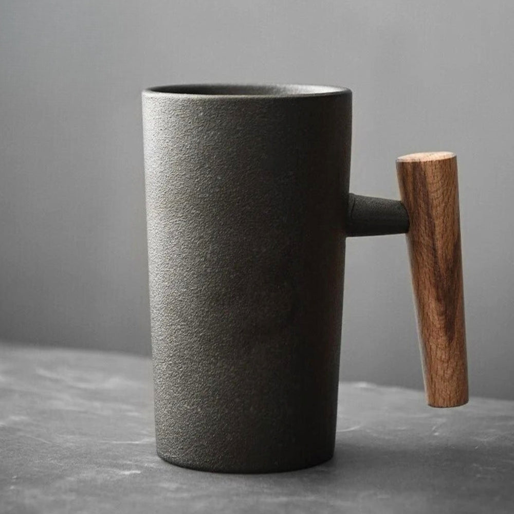 Einzigartige Latte-Tasse im Naturdesign aus Keramik, mit Holzgriff. Perfekt für Kaffeepause und als Teetasse.