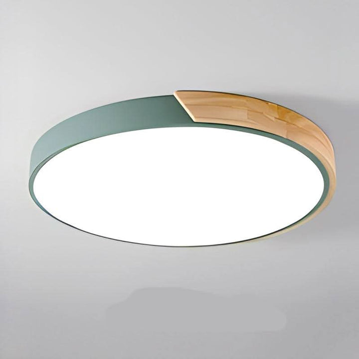 Nordische LED Holzlampe, energieeffizient; runde Deckenleuchte für ein warmes Ambiente.