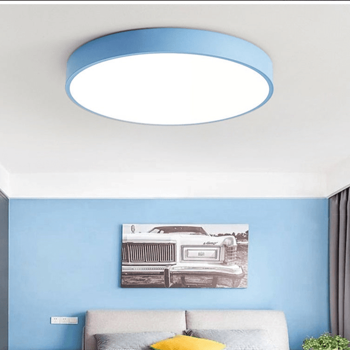 Runde LED Deckenlampe aus hellem Holz; nordisches Design, ideal für Schlafzimmer.