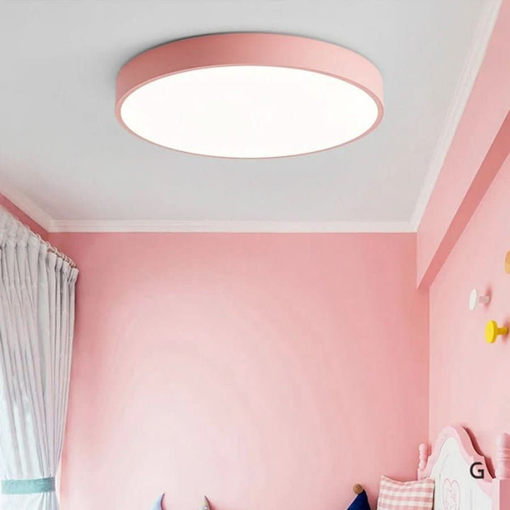 Minimalistische Holz-Deckenleuchte mit LEDs; moderne Beleuchtung für Wohnzimmer.
