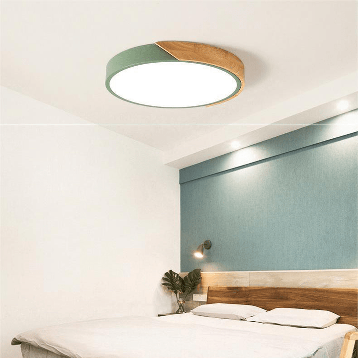 Gemütliche nordische Holzlampe, runde LED Deckenleuchte; skandinavische Ästhetik.