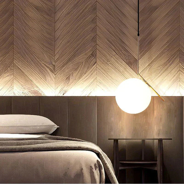 Nordische LED-Pendelleuchte mit Glaskugel und goldenem Akzent, modern für Wohnzimmer & Schlafzimmer.
