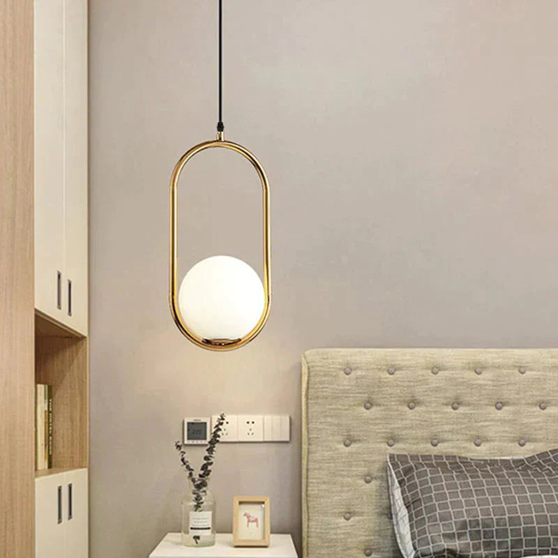 Moderne Design-Pendelleuchte: Glaskugel und goldener Rahmen. Perfekte LED-Innenbeleuchtung für Loft & Wohnzimmer.