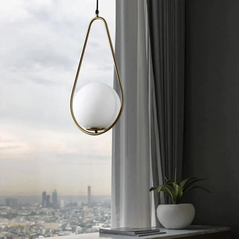 Helle LED-Glaskugel-Pendelleuchte in nordischem Design. Elegante Gold-Lampe für energieeffiziente Innenräume.