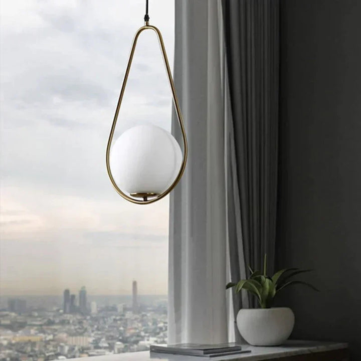 Helle LED-Glaskugel-Pendelleuchte in nordischem Design. Elegante Gold-Lampe für energieeffiziente Innenräume.