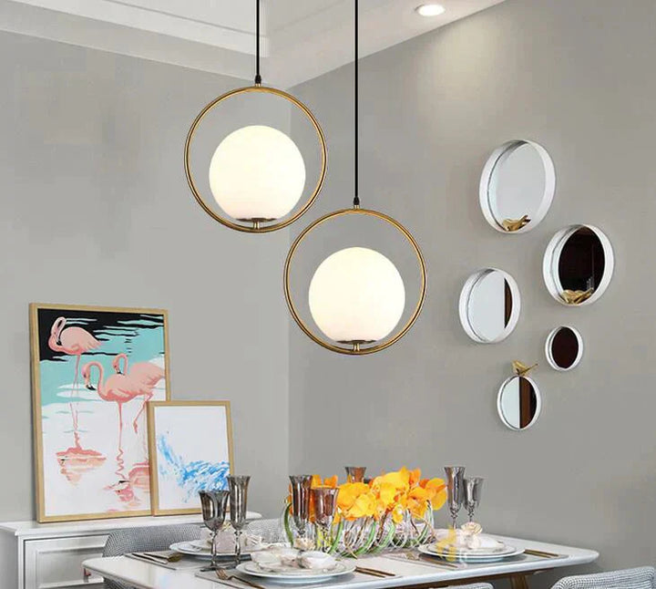 Stilvolle nordische Gold-Pendelleuchte mit Glaskugel. Moderne LED-Lampe für Schlafzimmer, Wohnzimmer & Esszimmer.
