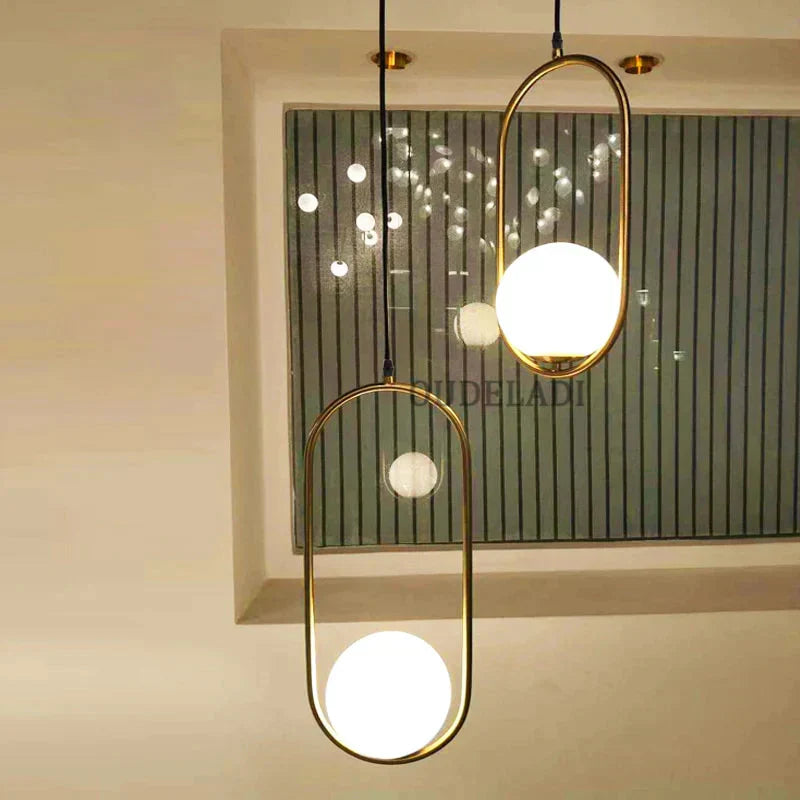 Energieeffiziente LED-Pendelleuchte mit moderner Glaskugel & goldenem Finish. Nordische Designlampe für stilvolles Licht.