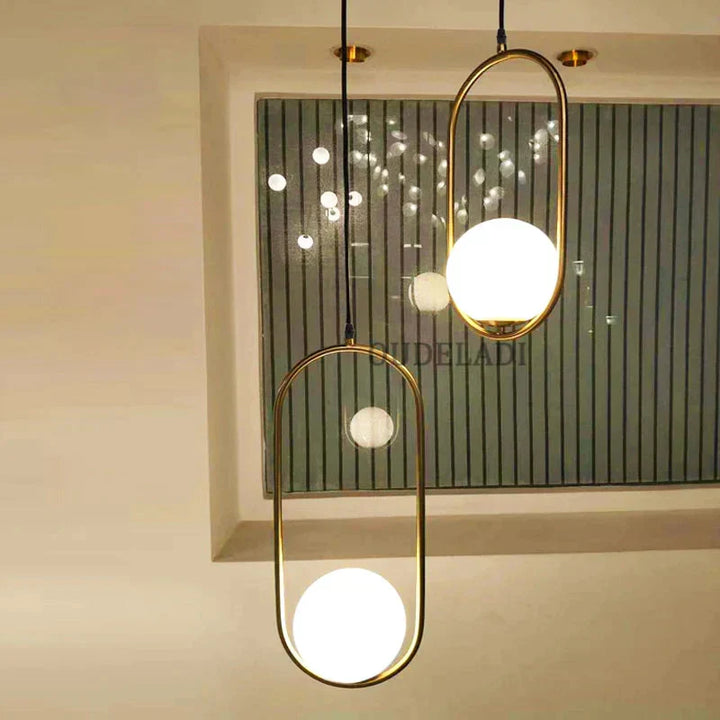 Energieeffiziente LED-Pendelleuchte mit moderner Glaskugel & goldenem Finish. Nordische Designlampe für stilvolles Licht.