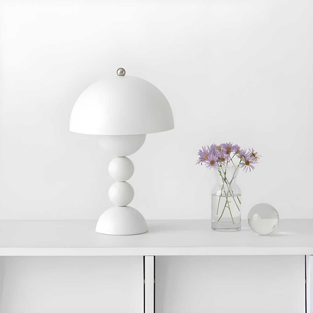 Dimmbare LED Lampe im skandinavischen Stil, ideal als Akzent- oder Leselampe im Zuhause.