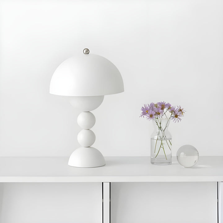 Dimmbare LED Lampe im skandinavischen Stil, ideal als Akzent- oder Leselampe im Zuhause.