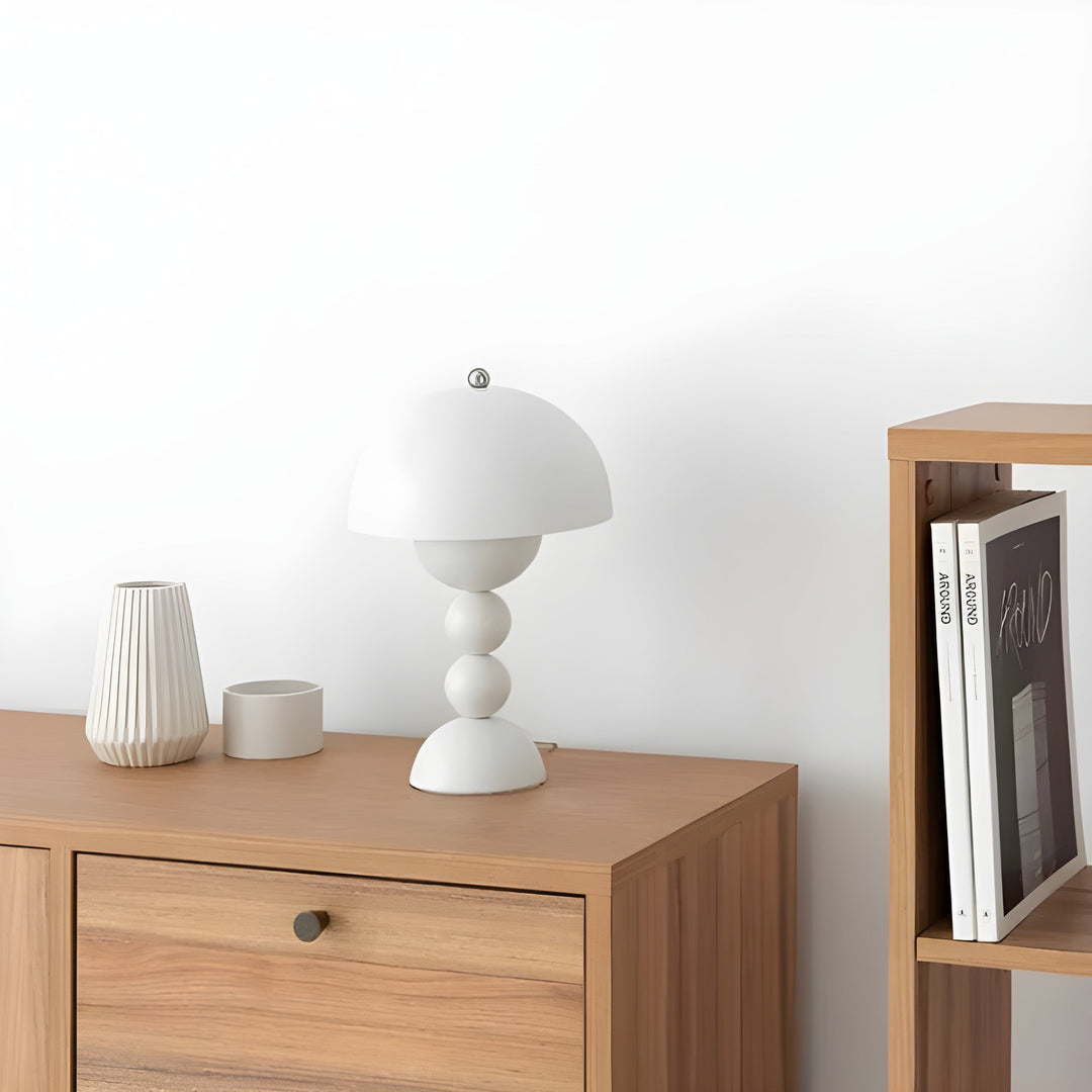 Nordische dimmbare LED Tischlampe, klares Design, perfekt für eine moderne Wohnatmosphäre.