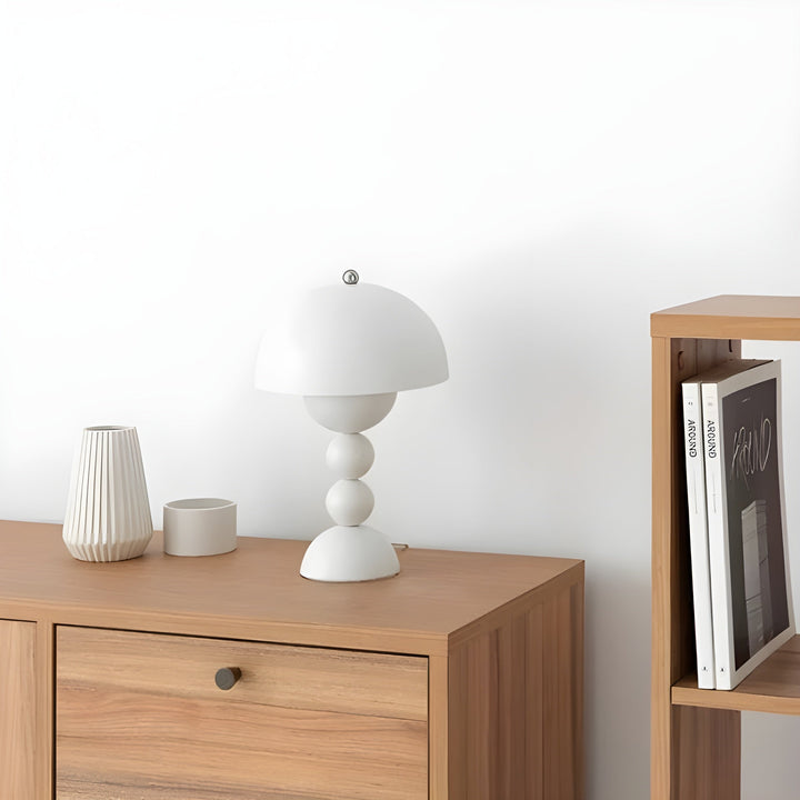 Nordische dimmbare LED Tischlampe, klares Design, perfekt für eine moderne Wohnatmosphäre.