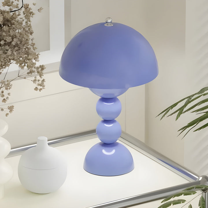 Dimmbare LED Wohnzimmerlampe, skandinavisch elegant, schafft eine entspannende Atmosphäre.