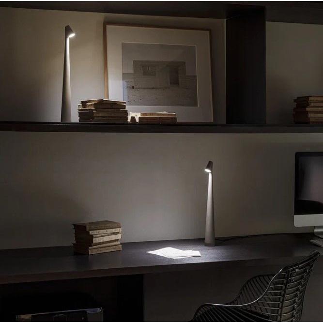 Tragbare, minimalistische LED Tischleuchte, ideal für gemütliches Ambiente im Außenbereich.