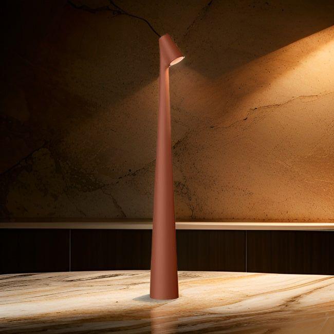 Minimalistische LED Tischlampe, kabellos, für eine dezente Beleuchtung im Schlafzimmer.