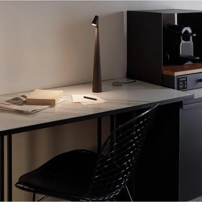 Moderne LED-Tischbeleuchtung, kabellos, minimalistisch, schafft eine entspannte Atmosphäre.