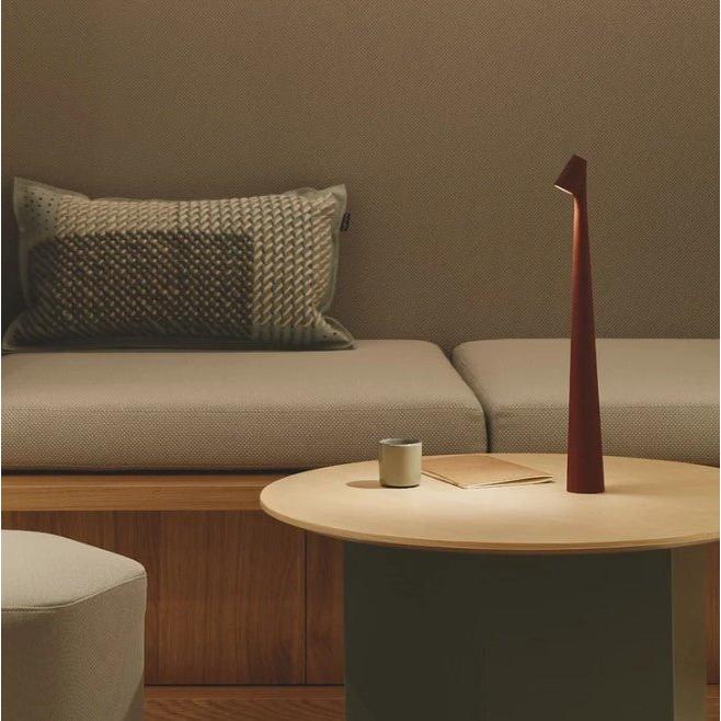 Tragbare LED Lampe, kabellos, minimalistisch, perfekt für stimmungsvolle Abende im Freien.