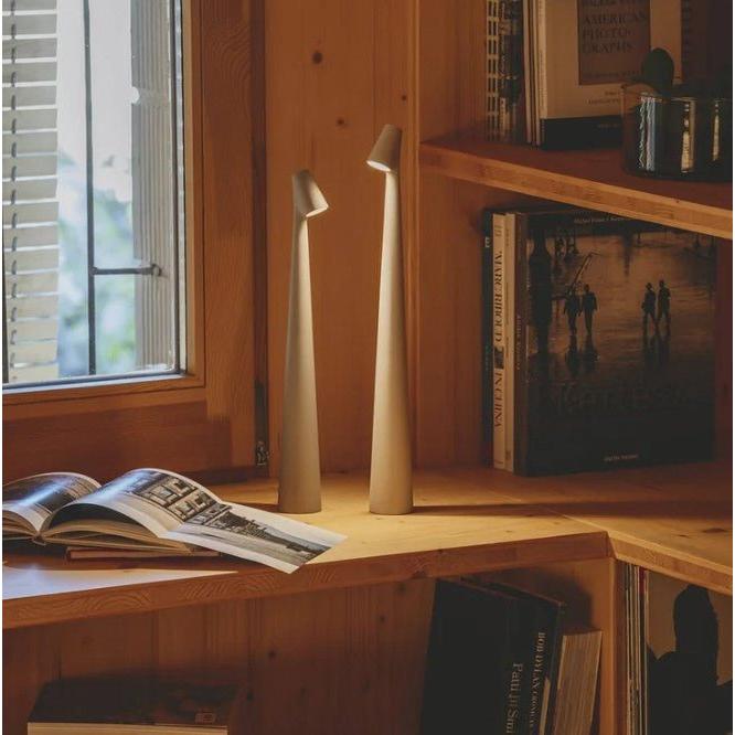 Minimalistische LED-Tischleuchte, kabellos, vielseitige Beleuchtung für Zuhause und Außenbereich.