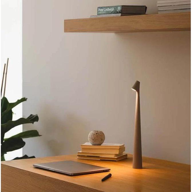 Modernes LED Tischlicht, schnurlos, schafft warmes Ambiente im Schlafzimmer & auf dem Balkon.