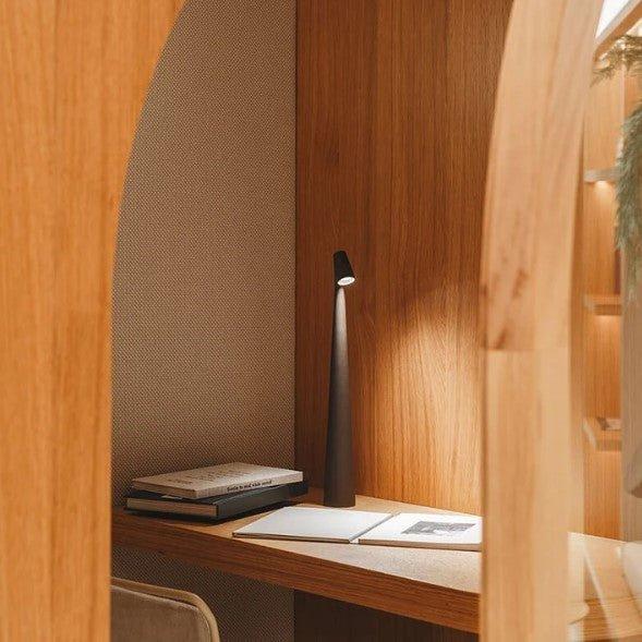 Smart designte LED Tischlampe, kabellos, batteriebetrieben, für Ambiente im Innen- & Außenbereich.