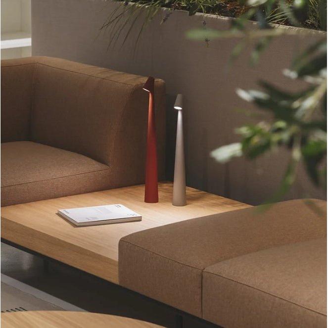 Minimalistische LED Tischleuchte, batteriebetrieben, perfekt für Outdoor & gemütliche Abende.