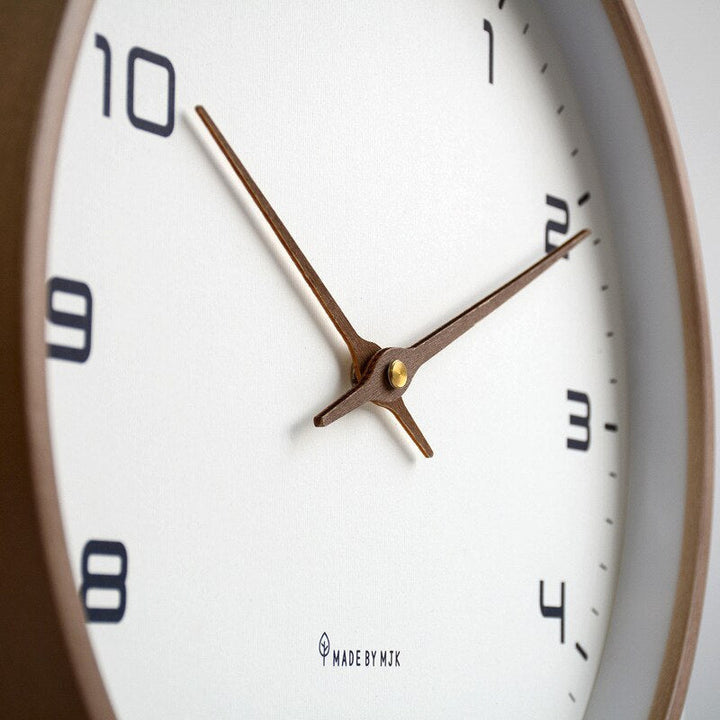Moderne, minimalistische Wanduhr aus Holz. Skandinavische Einrichtungsidee für Wohnzimmer, Büro und Essbereich.
