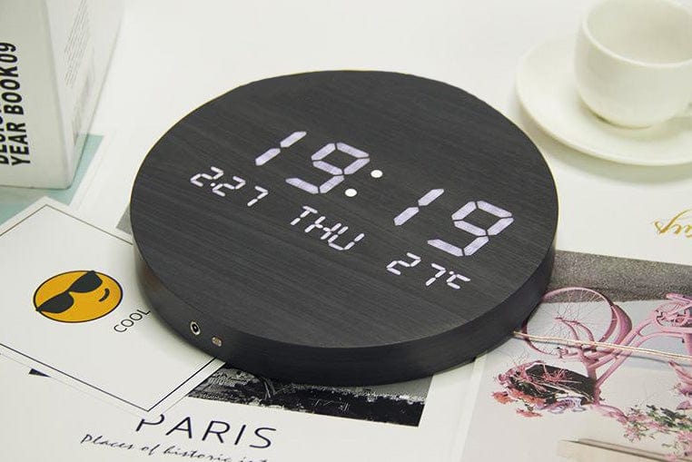 Elegante Designuhr in Schwarz, skandinavischer Stil. Eine minimalistische Wanduhr aus Holz für stilvolle Wohnräume.