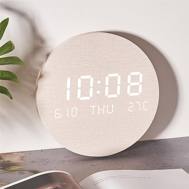 Moderne, batteriebetriebene Wanduhr mit Holzdetails. Nordisch inspiriertes minimalistisches Design für dein Zuhause.