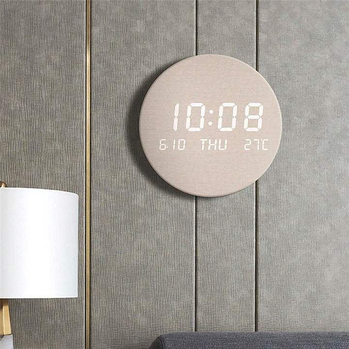 Zeitloses Wohndekor: Weiße minimalistische Wanduhr im skandinavischen Stil. Perfekt für ein cleanes Design-Ambiente.