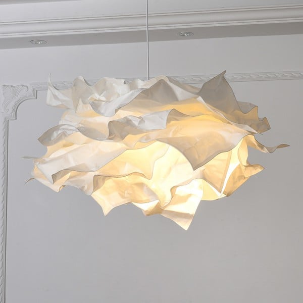 Moderne Innenbeleuchtung: Papierwolken Pendelleuchte mit sanftem LED-Licht, skandinavisch.
