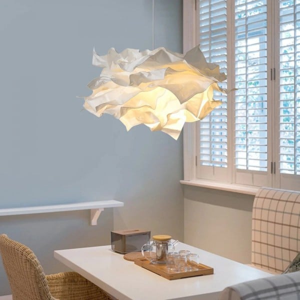 Moderne Wolkenlampe aus Papier für stimmungsvolles Ambiente im Schlafzimmer. Design-Pendelleuchte.