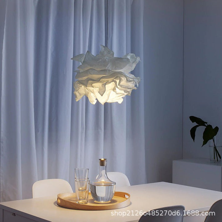 Design-Pendelleuchte: Papierwolke mit integrierter LED-Beleuchtung, ideal für Esszimmer.