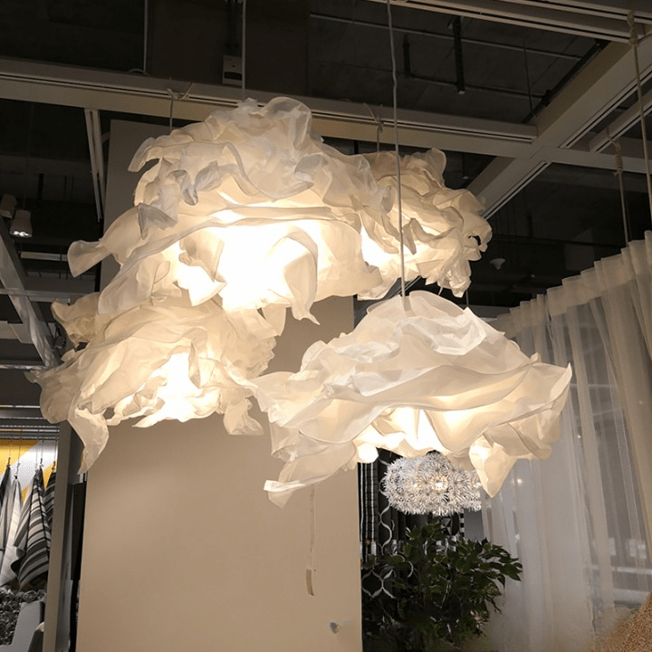 Minimalistische Papierlampe, Wolkenform, als stylische Wohnzimmerlampe mit Ambiente Licht.