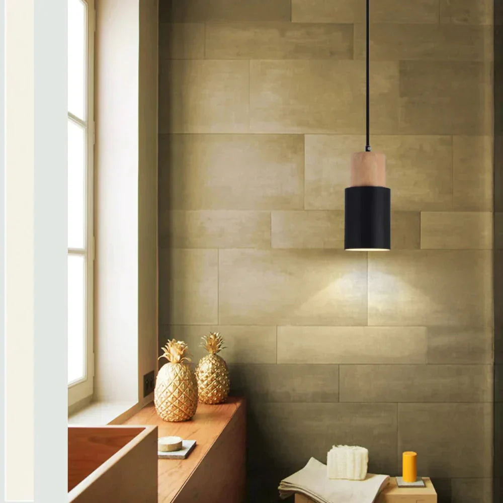 Nordische Pendelleuchte mit stilvollem Holzdetail, ideal für modernes Wohnzimmer oder Küche.