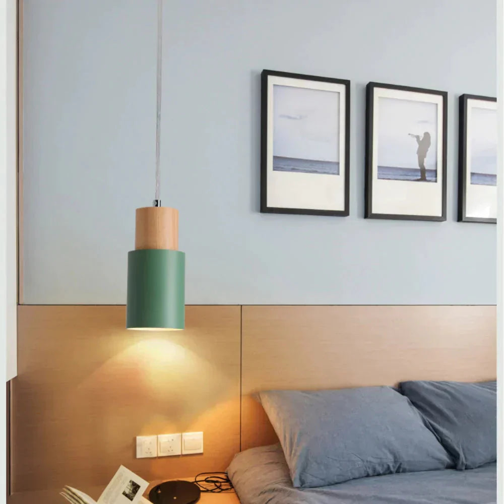 Moderne LED-Pendelleuchte im skandinavischen Design mit Holzakzent, schafft warmes Ambiente.