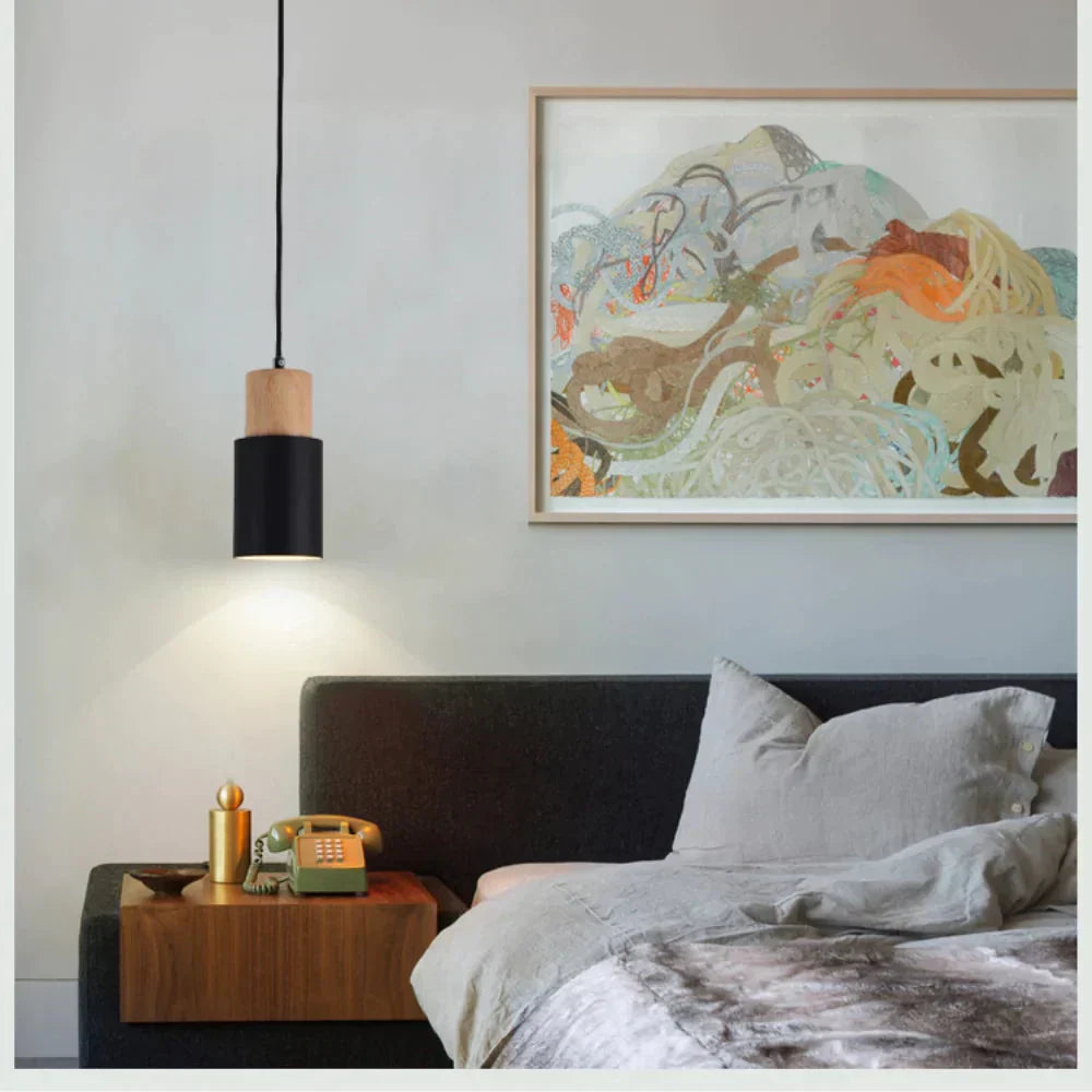 Elegante Holz-Pendelleuchte für Esszimmer oder Küche, nordischer Stil und warmes Licht.