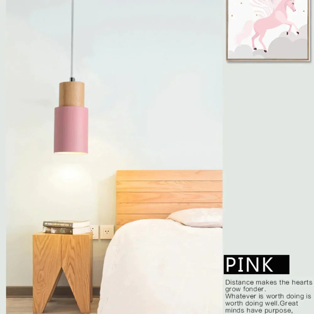 Designer-Hängelampe aus Holz & Metall, moderne Deckenleuchte für stilvolles Wohnzimmer-Ambiente.