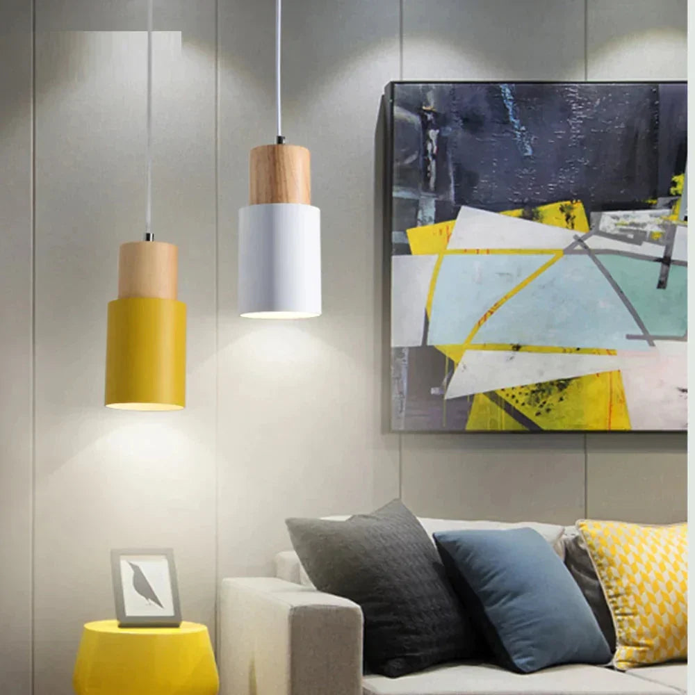 Pendelleuchte mit Holzdetail, skandinavisches Design für Schlafzimmer oder Wohnzimmer, LED-kompatibel.