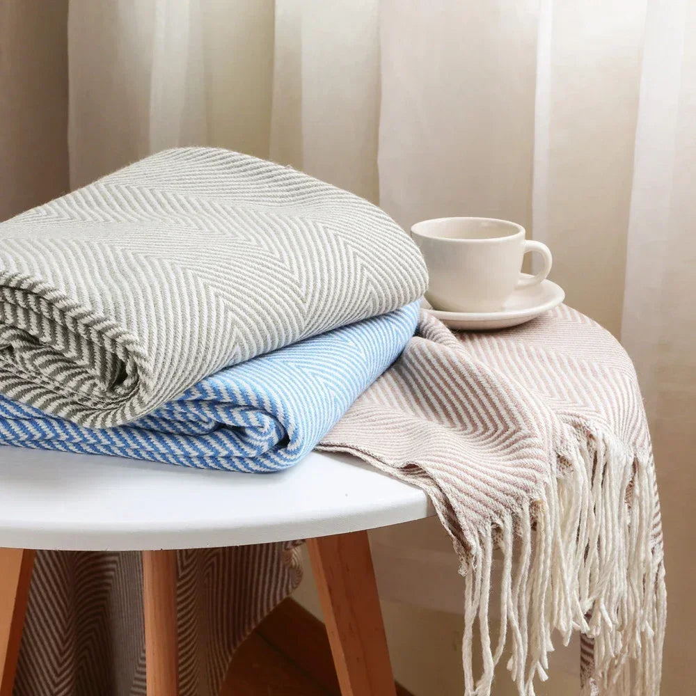 Nordische Streifen Kuscheldecke aus Baumwolle für Sofa & Bett, wohnlich & dekorativ.