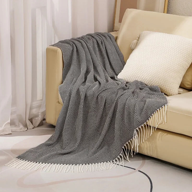 Stilvolle Streifen Kuscheldecke, nordisches Design, perfekt für entspannte Stunden auf dem Sofa.